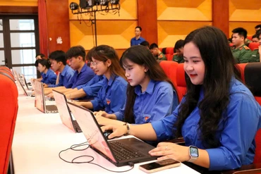 Đoàn viên, thanh niên tranh tài hưởng ứng sau lễ khai mạc cuộc thi.
