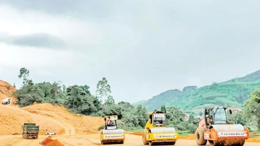 Công nhân Tập đoàn Đèo Cả thi công đường cao tốc Hữu Nghị-Chi Lăng. (Ảnh: BÍCH LIÊN)