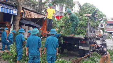 Lực lượng vũ trang tỉnh Thanh Hóa cùng nhân dân khắc phục hậu quả mưa, bão số 5.