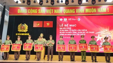 Thiếu tướng Phạm Kim Đĩnh - Cục trưởng Cục Công tác Chính trị (Bộ Công an) tặng cờ lưu niệm cho đại diện các đoàn đạt thành tích cao tại Hội thi.