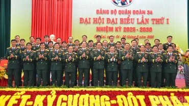 Thượng tướng Võ Minh Lương, Ủy viên Trung ương Đảng, Ủy viên Thường vụ Quân ủy Trung ương, Thứ trưởng Quốc phòng chụp ảnh lưu niệm cùng đại biểu tham dự đại hội.