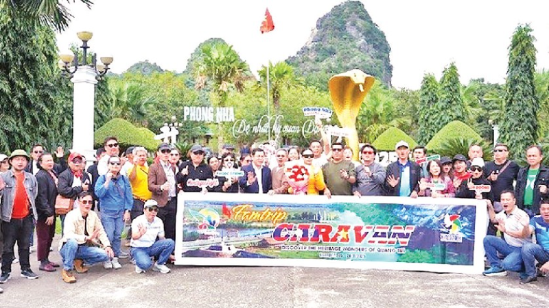 Đoàn Famtrip Caravan tham quan động Phong Nha.
