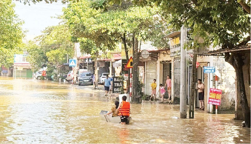 Nhiều khu vực ở phường Tây Mỗ bị ngập sâu, kéo dài sau đợt mưa lớn ngày 7-8/10/2025.