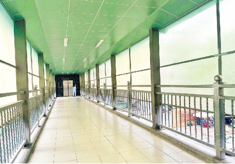 Dù được đầu tư hiện đại với hệ thống thang máy, cầu bộ hành tại Bệnh viện Ung Bướu cơ sở 1 (đường Nơ Trang Long) vẫn thưa thớt người sử dụng do thang máy nằm “biệt lập” trong khuôn viên bệnh viện. (Ảnh HƯƠNG MỸ)