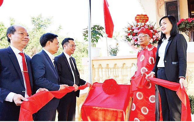 Lãnh đạo xã Tam Hưng thực hiện nghi lễ gắn biển công trình Nhà tưởng niệm Chủ tịch Hồ Chí Minh nhân kỷ niệm 79 năm Ngày Toàn quốc kháng chiến.