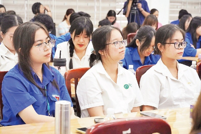Bạn trẻ tham gia diễn đàn “Lắng nghe thanh niên nói về vấn đề mức sinh thấp tại Thành phố Hồ Chí Minh” năm 2025.