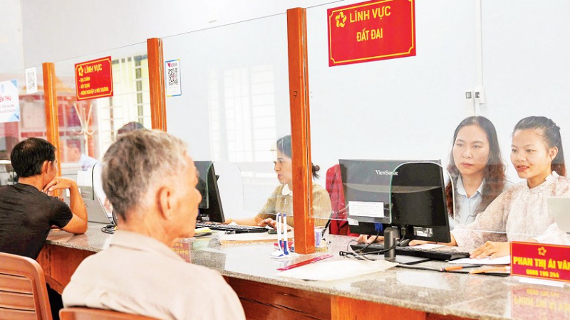 Chị Phan Thị Ái Vân (thứ hai từ phải sang) được biệt phái về xã Sơn Cẩm Hà hỗ trợ địa phương tiếp nhận, giải quyết hồ sơ lĩnh vực đất đai cho người dân.