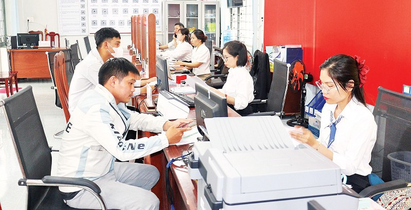 Cán bộ Trung tâm Phục vụ hành chính công xã Sa Thầy tận tình giải quyết thủ tục hành chính cho người dân.