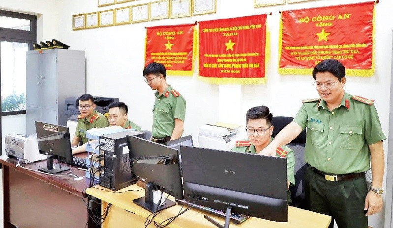 Cán bộ, chiến sĩ Phòng An ninh mạng và phòng, chống tội phạm sử dụng công nghệ cao Công an tỉnh Quảng Trị thực hiện các biện pháp nghiệp vụ trên không gian mạng.