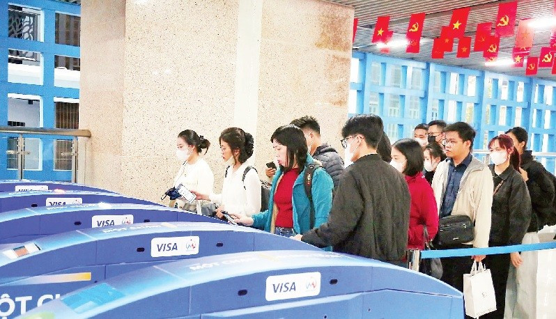 Người dân trải nghiệm hệ thống soát vé tự động, ứng dụng giải pháp sinh trắc học và thanh toán không dùng tiền mặt trên tuyến tàu điện Cát Linh-Hà Đông.