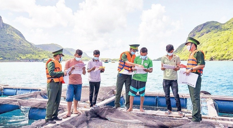 Tuổi trẻ Bộ đội Biên phòng thành phố tham gia tuyên truyền cho ngư dân về khai thác thủy sản hợp pháp. (Ảnh BP)