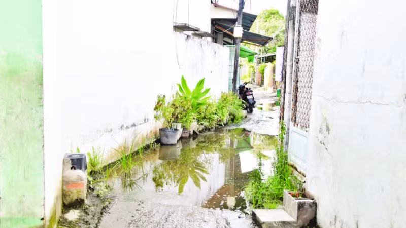 Một đoạn trong khu vực công trình bị ngập, gây bức xúc cho người dân.