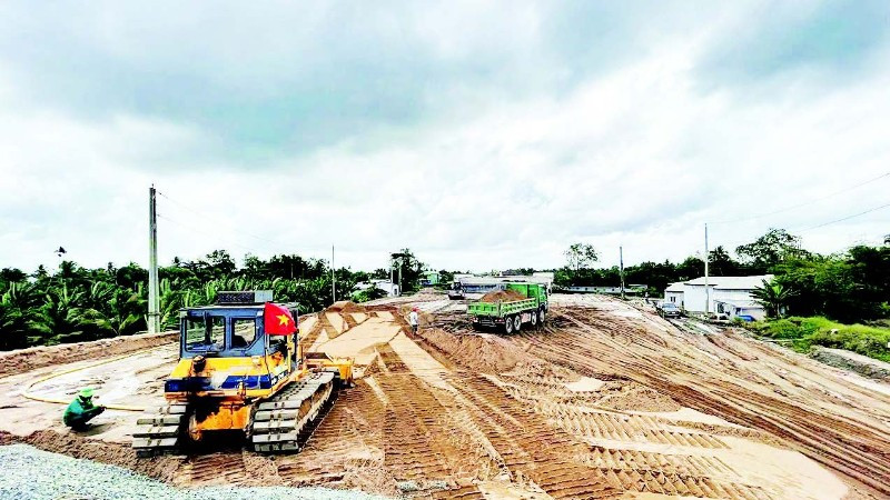Thi công trên tuyến đường cao tốc Cần Thơ-Cà Mau.