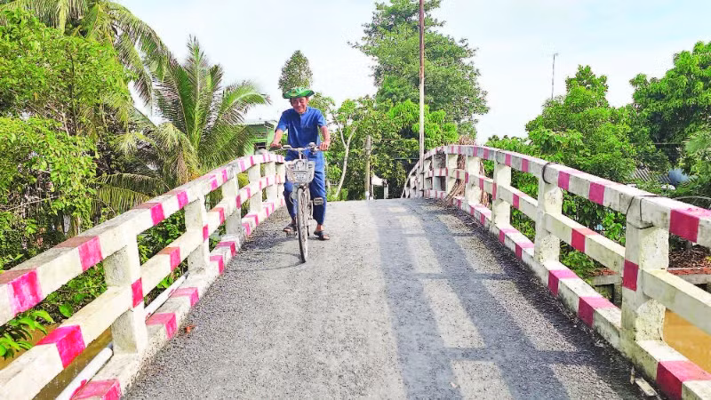 Ông Thum vẫn thường xuyên đi qua các cây cầu ông xây ở Mỹ Thới để kiểm tra chất lượng.