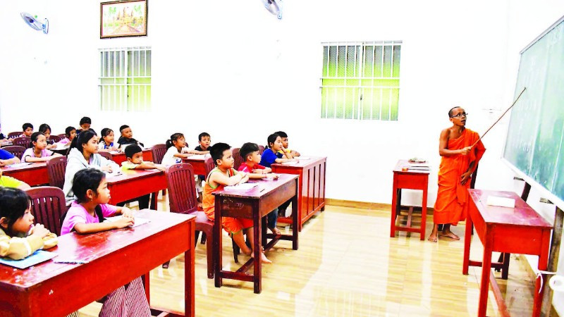 Đại đức Danh Dô, Phó Trụ trì chùa Cà Nhung dạy chữ Khmer.
