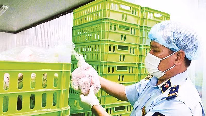 Chi cục Quản lý thị trường thành phố Cần Thơ kiểm tra cơ sở chế biến thực phẩm.