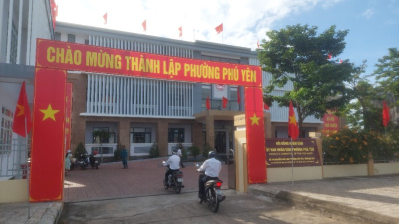 Cán bộ, viên chức phường Phú Yên phấn khởi đến cơ quan mới trong ngày 1/7.