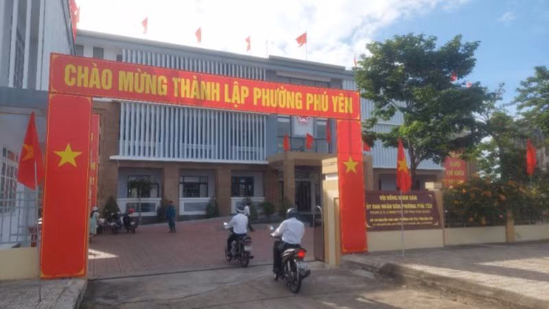 Cán bộ, viên chức phường Phú Yên phấn khởi đến cơ quan mới trong ngày 1/7.