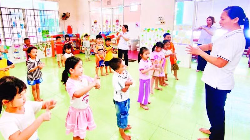 Nhân viên y tế hướng dẫn trẻ mầm non thực hiện 6 bước vệ sinh tay phòng, chống bệnh tay chân miệng. (Nguồn Sở Y tế Thành phố Hồ Chí Minh)