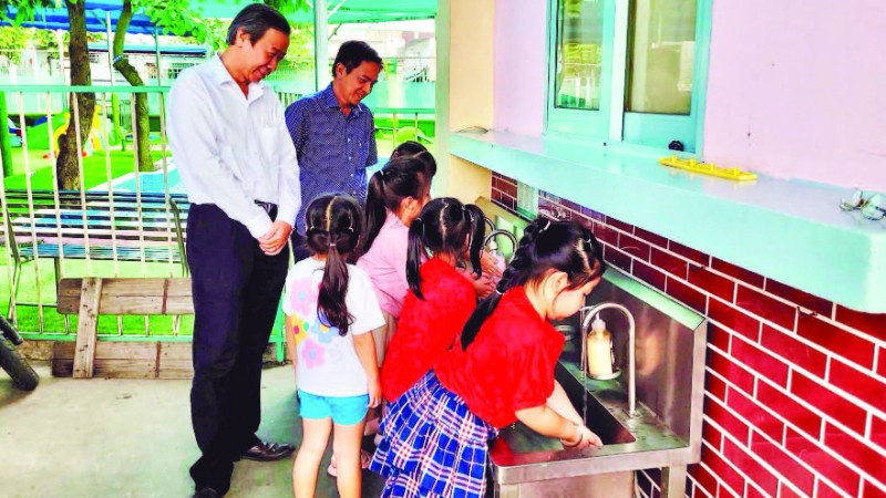 Lãnh đạo Sở Y tế Thành phố Hồ Chí Minh kiểm tra công tác phòng bệnh tay chân miệng tại cơ sở mầm non ở phường Bình Hưng Hòa.
