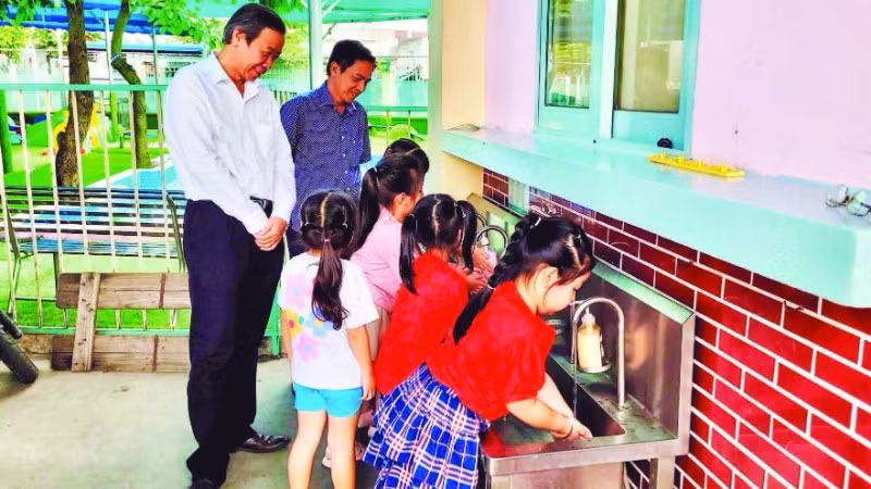 Lãnh đạo Sở Y tế Thành phố Hồ Chí Minh kiểm tra công tác phòng bệnh tay chân miệng tại cơ sở mầm non ở phường Bình Hưng Hòa.