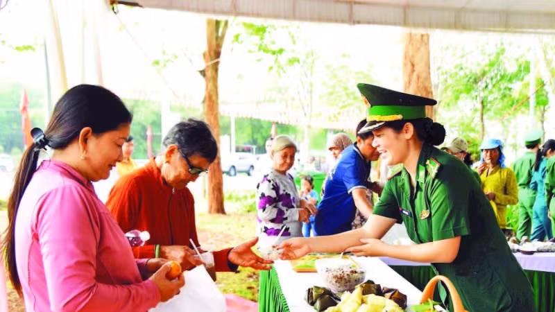 Cán bộ Đồn Biên phòng quốc tế Hoa Lư trao các suất ăn 0 đồng cho nhân dân xã Lộc Thạnh tham gia “Ngày hội Biên phòng toàn dân” được tổ chức ngày 3/3 vừa qua.