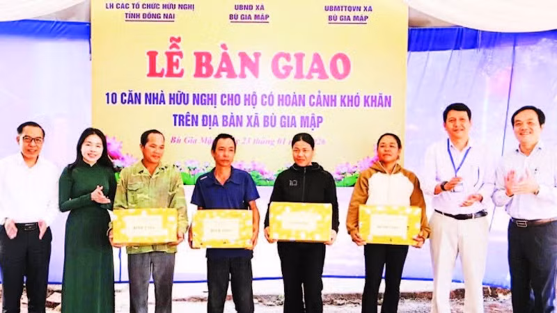 Các hộ dân ở xã biên giới Bù Gia Mập phấn khởi nhận quà và nhà mới dịp đầu năm 2026.