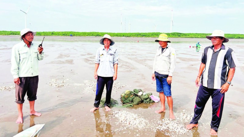Lực lượng bảo vệ Hợp tác xã nghêu Rạng Đông (xã Thới Thuận, tỉnh Vĩnh Long) thường xuyên phối hợp Công an, Đồn biên phòng bảo vệ an ninh khu vực biên giới biển.
