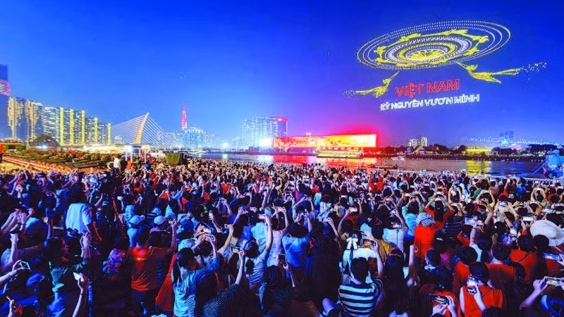 “Việt Nam hạnh phúc-Happy Vietnam” là giải thưởng truyền thông về quyền con người ở Việt Nam do Bộ Văn hóa, Thể thao và Du lịch tổ chức. Năm nay, giải nhất vinh danh Phạm Ngọc Long Thiên cùng tác phẩm “Việt Nam-Kỷ nguyên vươn mình”.