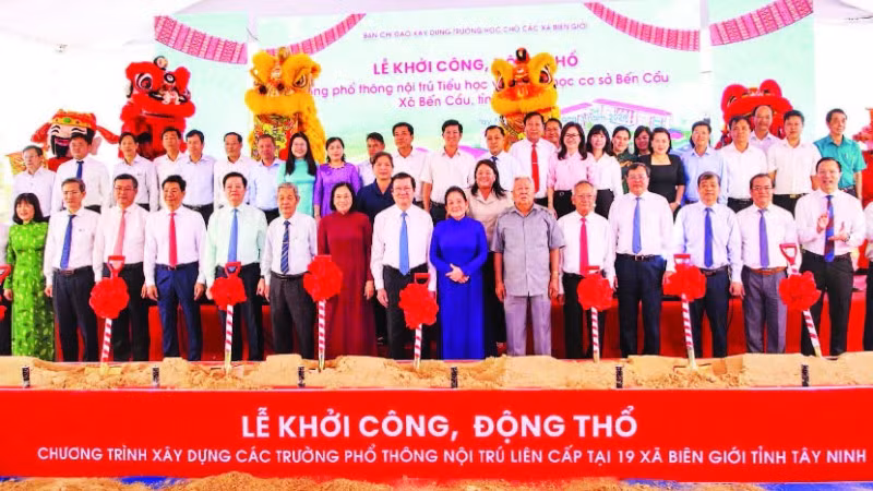 Các đại biểu dự khởi công Trường phổ thông nội trú liên cấp tiểu học và trung học cơ sở Bến Cầu tại xã Bến Cầu.