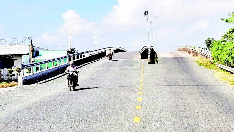 Đường đông-tây kết nối vùng sản xuất chuyên canh lúa-tôm trên địa bàn thành phố Cần Thơ.