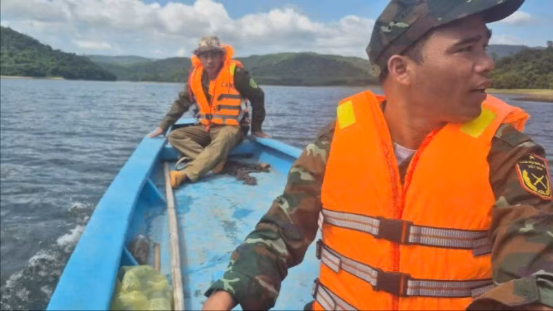 Lực lượng cứu hộ tham gia tìm kiếm nạn nhân đuối nước.