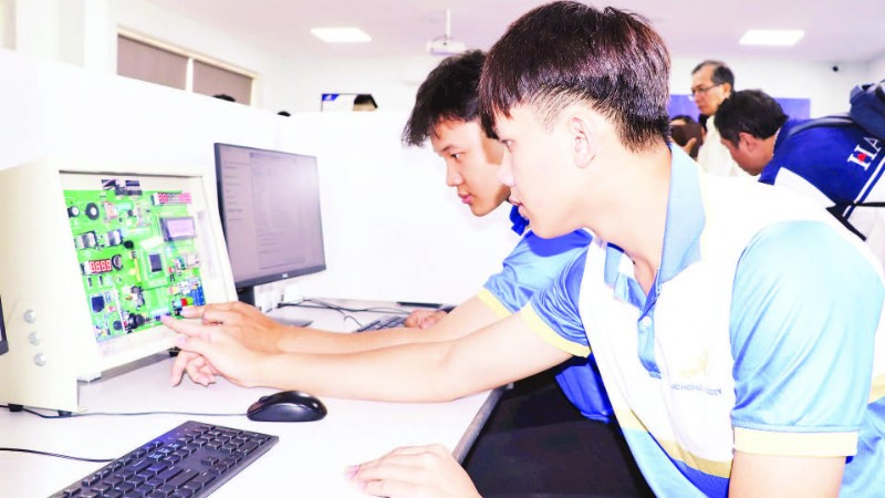 Sinh viên Trường đại học Lạc Hồng thực hành tại Phòng thực hành vi mạch bán dẫn.