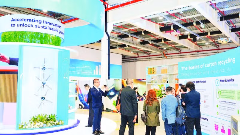 Khách hàng tham quan Nhà máy sản xuất bao bì tiệt trùng Tetra Pak tại Khu công nghiệp Việt Nam-Singapore 2A (Thành phố Hồ Chí Minh).