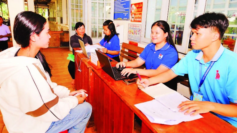 Thanh niên tình nguyện tỉnh Đồng Nai hỗ trợ người dân thực hiện thủ tục hành chính tại Trung tâm Phục vụ hành chính công xã Đắk Nhau.