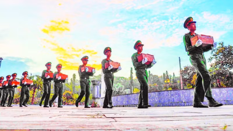 Lực lượng vũ trang Quân khu 7 đón hài cốt liệt sĩ quân tình nguyện và chuyên gia Việt Nam hy sinh tại Vương quốc Campuchia về an táng tại tỉnh Tây Ninh. (Ảnh LÊ TIỀN)