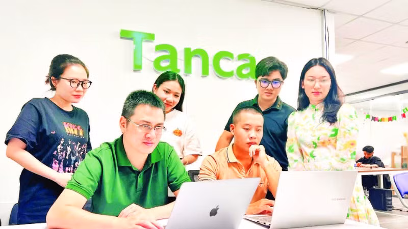Các bạn trẻ đang phân tích, điều chỉnh các giải pháp trên ứng dụng Tanca.io.