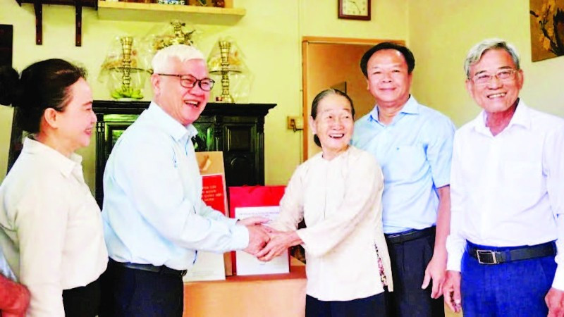 Đại diện đoàn Đại biểu Quốc hội Thành phố Hồ Chí Minh thăm hỏi và trao quà tặng gia đình chính sách.