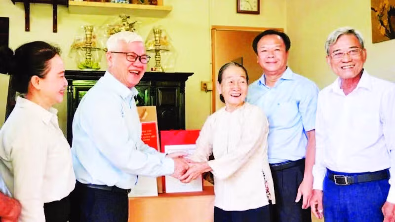 Đại diện đoàn Đại biểu Quốc hội Thành phố Hồ Chí Minh thăm hỏi và trao quà tặng gia đình chính sách.