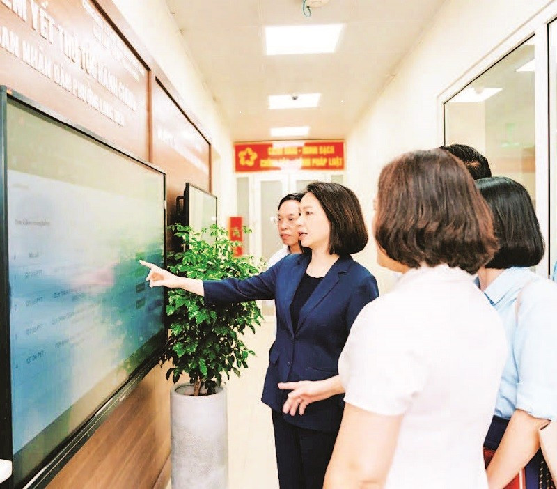 Lãnh đạo thành phố Hà Nội kiểm tra cơ sở vật chất tại bộ phận phục vụ hành chính công Ủy ban nhân dân phường Long Biên. (Ảnh LINH PHẠM)