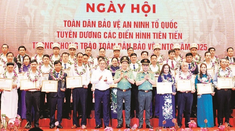 90 điển hình tiên tiến được tuyên dương trong Ngày hội toàn dân bảo vệ an ninh Tổ quốc thành phố Hà Nội.