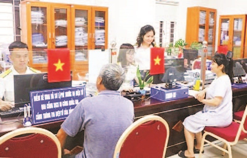 Hỗ trợ giải quyết thủ tục hành chính cho người nộp thuế tại bộ phận một cửa cơ quan Thuế thành phố Hà Nội.