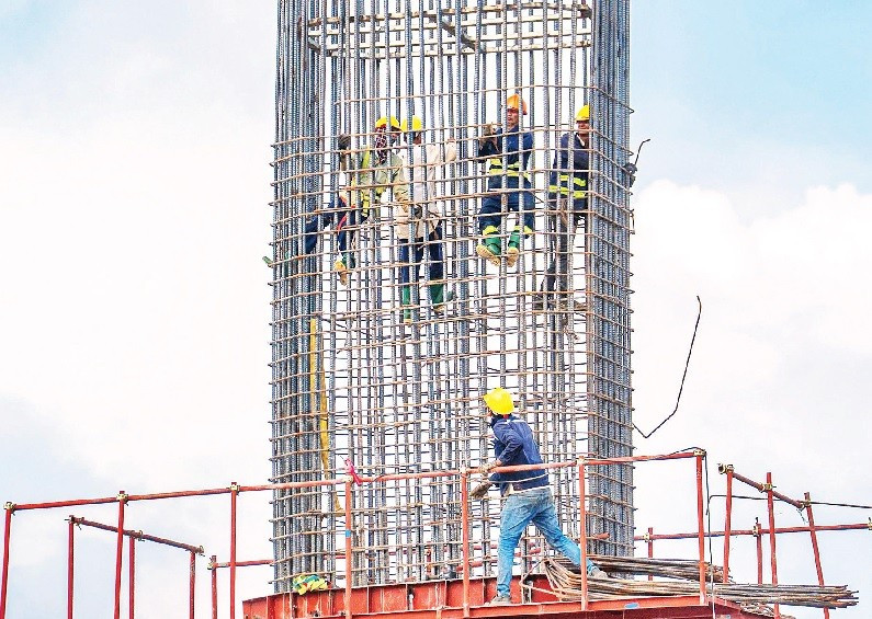 Các kỹ sư, công nhân đang khẩn trương thi công trụ dẫn của dự án cầu Đại Ngãi 1 bắc qua sông Hậu.