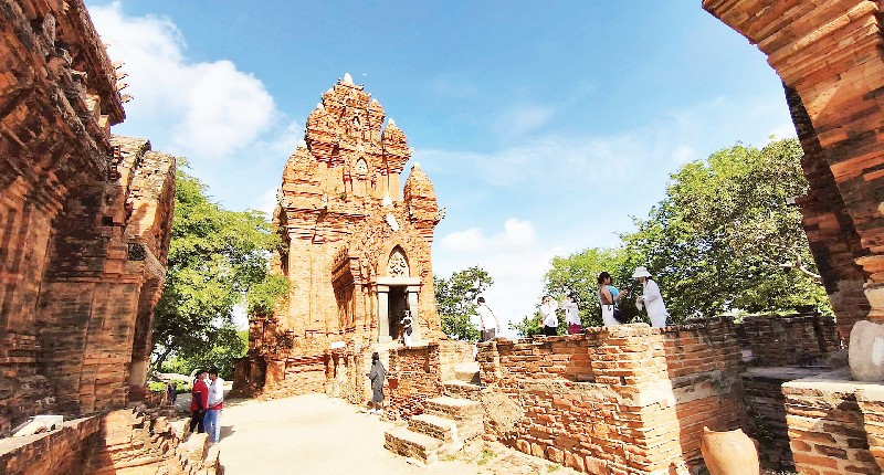 Nhiều du khách trẻ thích thú khi check-in tại Tháp Pô Klong Garai.