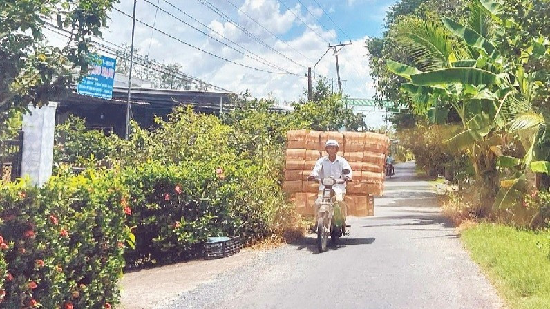 Người dân xã Hòa Long chở lọp đi giao cho khách.