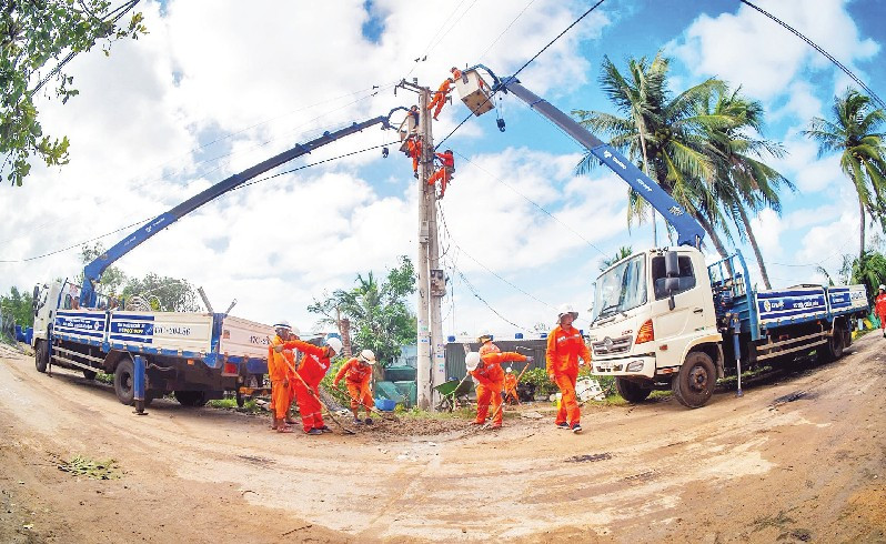 Công nhân Công ty Điện lực Đắk Lắk nỗ lực khắc phục sự cố điện do cơn bão số 13 gây ra.