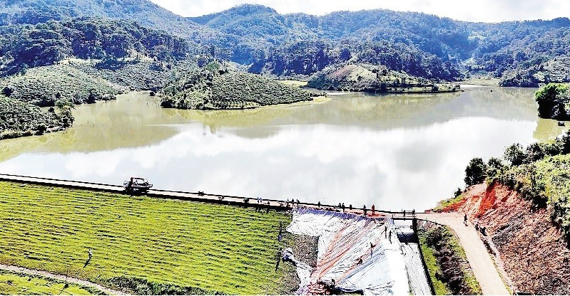 Lực lượng chức năng xử lý sự cố sạt trượt vai đập chính hồ thủy lợi Cay An, xã Tà Năng, tỉnh Lâm Đồng.