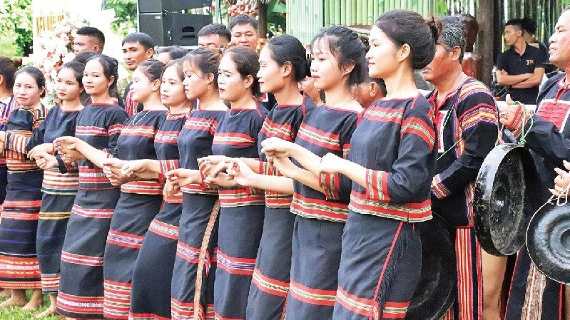 Các thiếu nữ Ê Đê tay trong tay thắt chặt tình đoàn kết trong Ngày hội Đại đoàn kết toàn dân tộc của buôn làng.