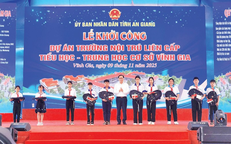 Phó Thủ tướng Chính phủ Bùi Thanh Sơn tặng quà cho học sinh có hoàn cảnh khó khăn của Trường trung học cơ sở Lương An Trà.