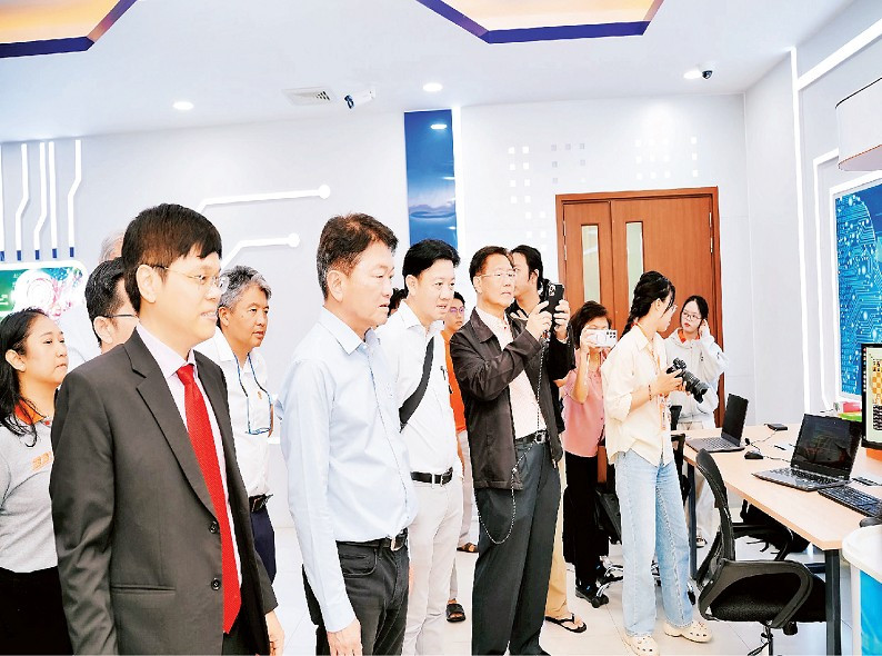 Các nhà đầu tư đến từ Thái Lan tham quan, tìm hiểu nguồn nhân lực chất lượng cao tại Trường đại học FPT Quy Nhơn.